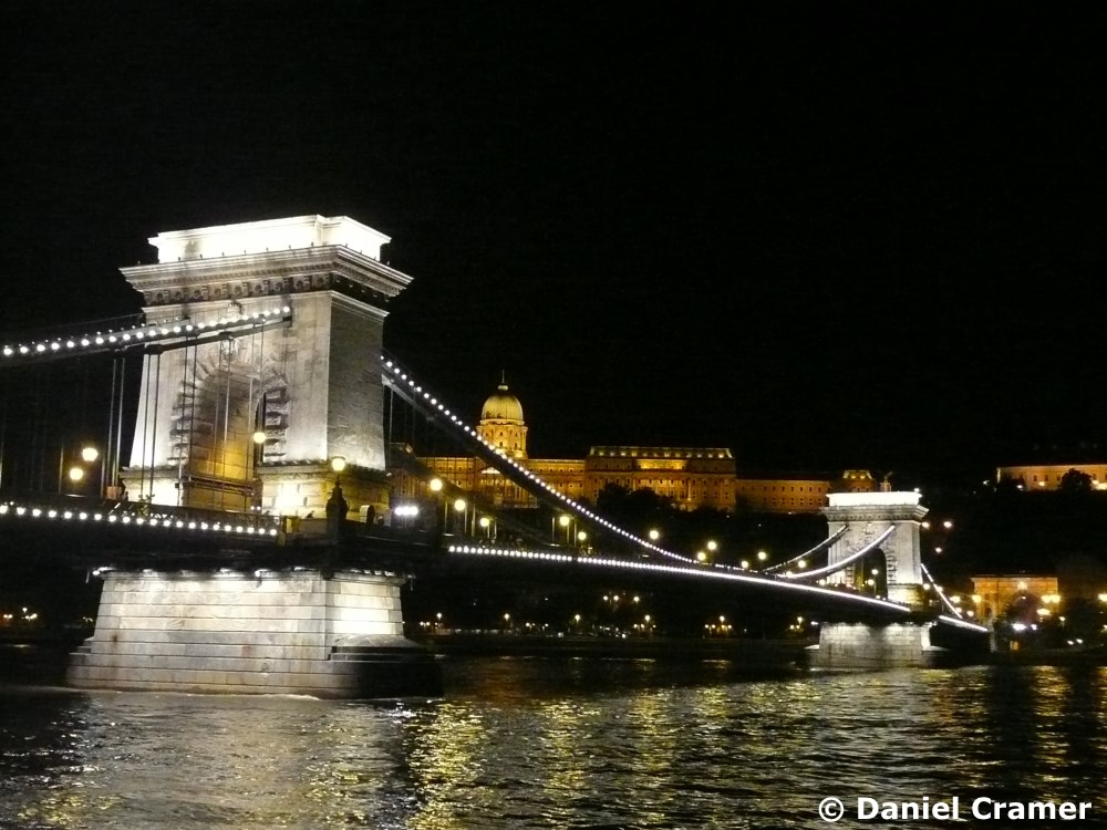 Kettenbrücke bei Nacht